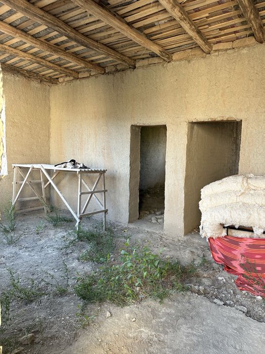 Farxod qoʻrgʻonida bitmagan hovli sotiladi