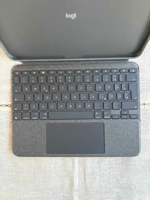 Logitech Folio Touch клавиатура с тъчпад за iPad Pro 11” - Отлично състояние