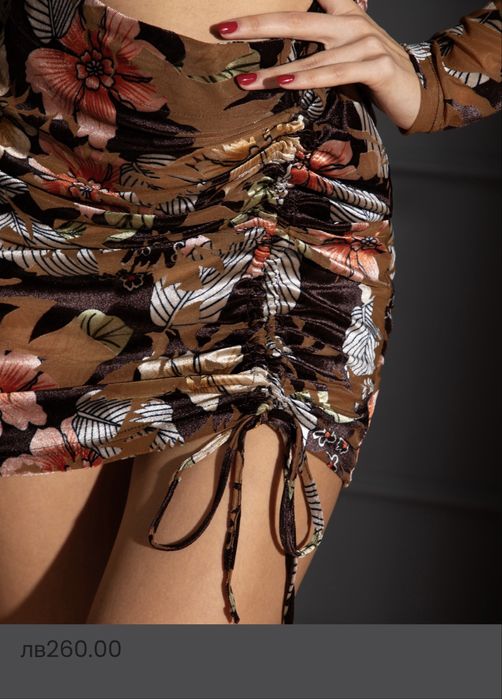 Famme fatale , Рокля zara гол гръб