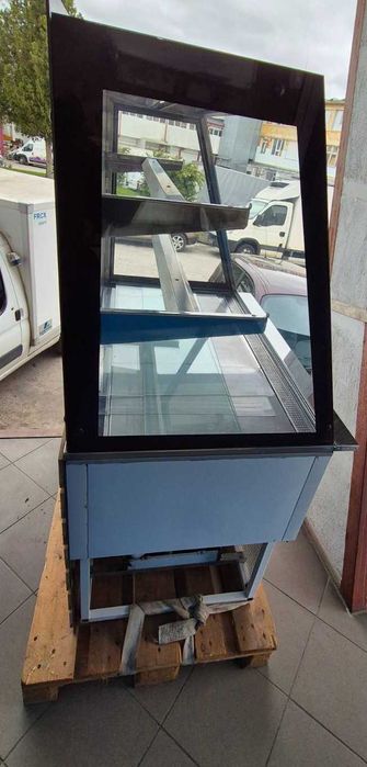 Сладкарска хладилна витрина