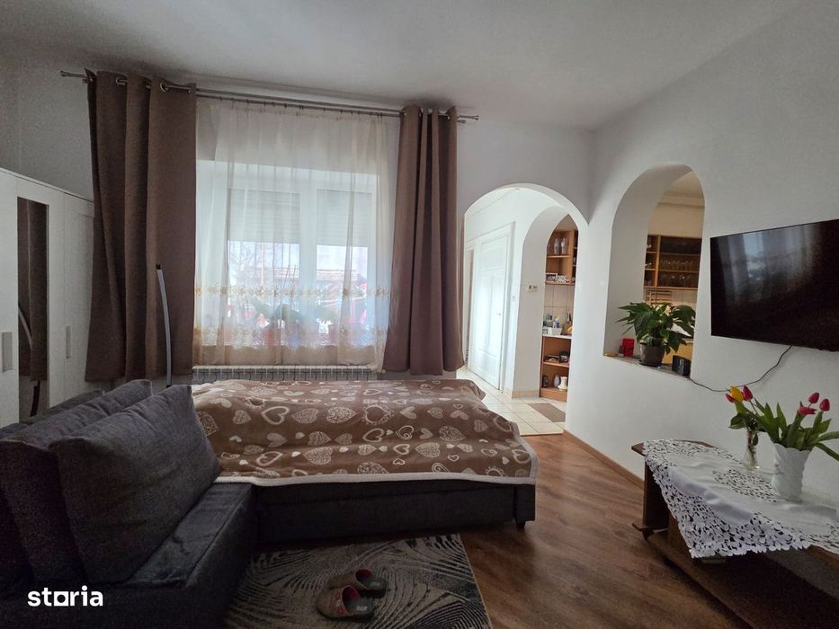 Vand apartament la casa,zona centrala