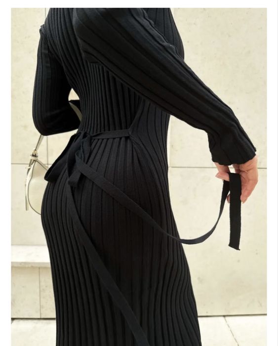 Черное платье,подчеркивающее силуэт