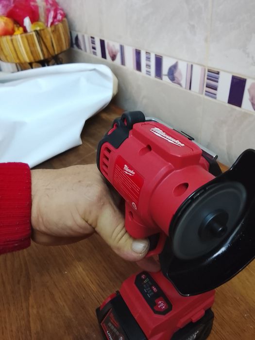 Mini flex Milwaukee cu baterie de 6A Nou.