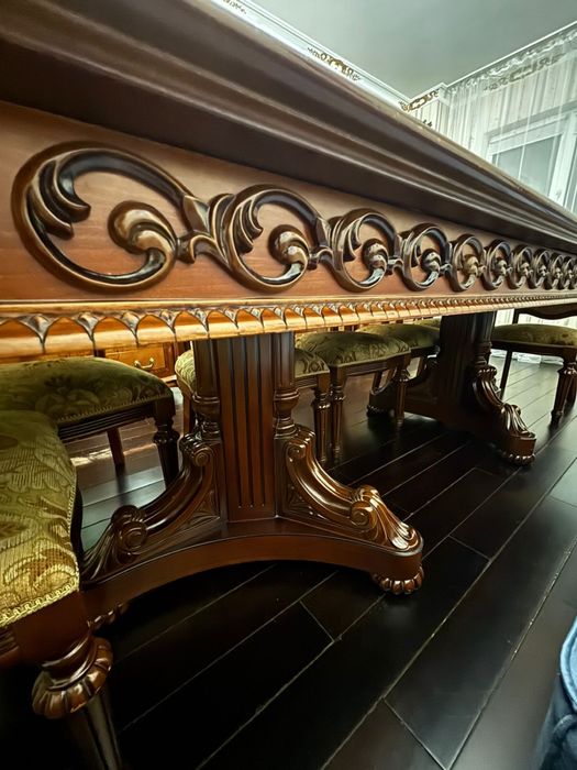 Стол и стулья в гостинную