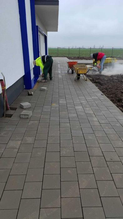 Executam lucrări în construcții și amenajăm curți