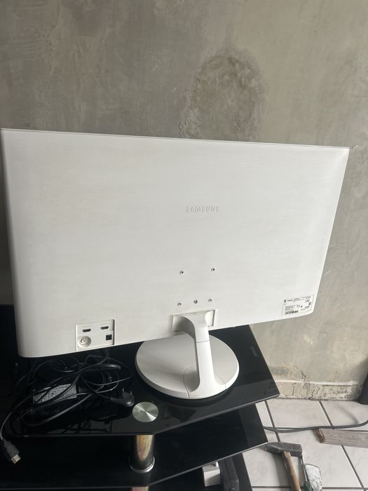 Монитор Samsung + Черна стъклена маса
