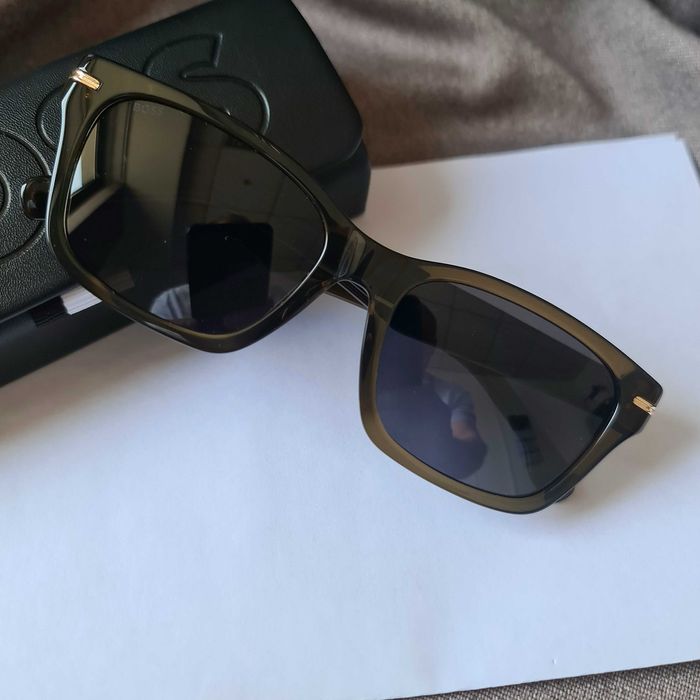 солнцезащитные очки Boss.