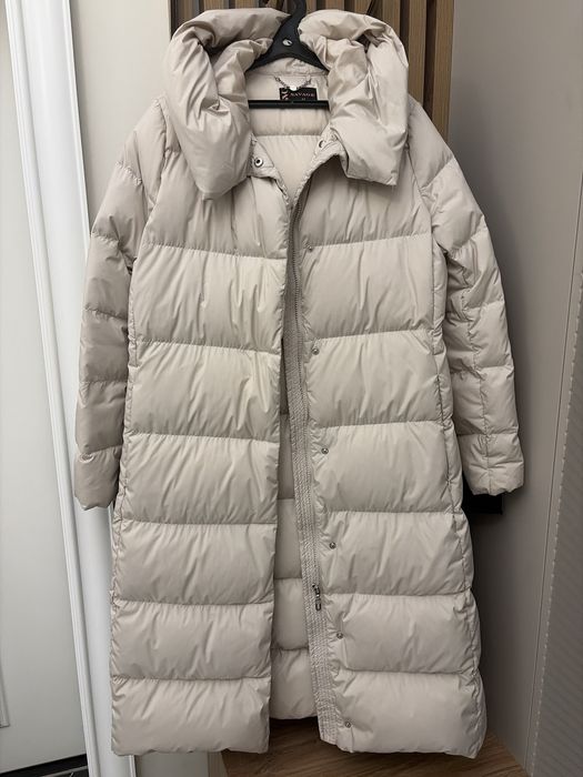 Женский пуховик молочного цвета  44 размер