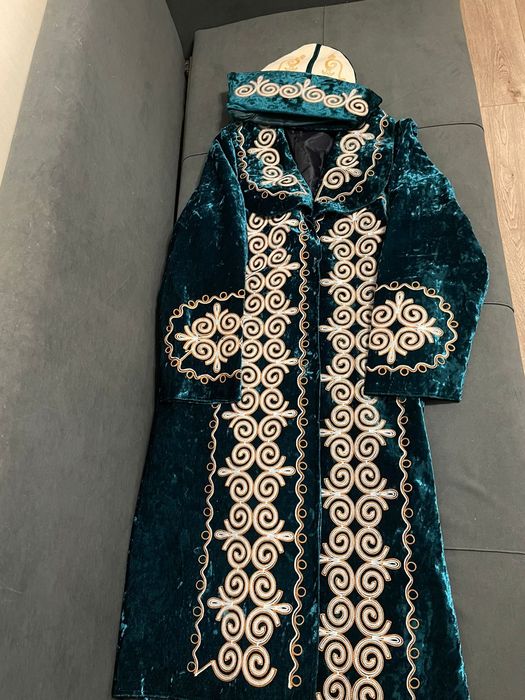 Продам мужской чапан с казахским орнаментом . Новый.