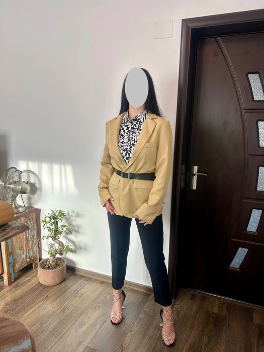 Vând sacouri diferite mărimi