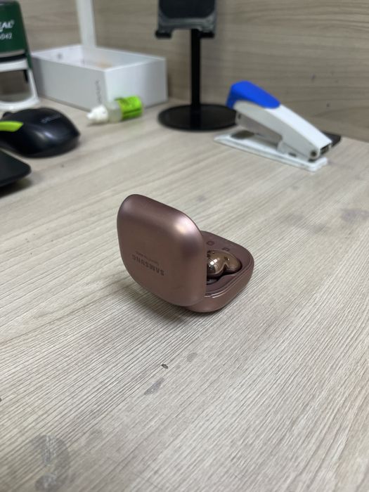 Наушник будс без дефекта