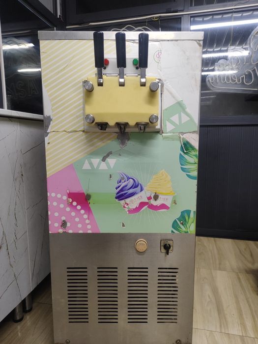 Продается фризер для мороженого.