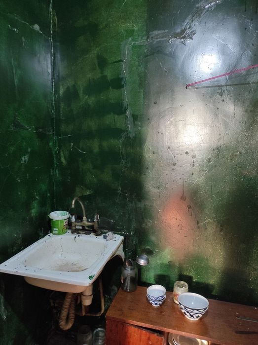 Продаётся. Юнусабад 2 кв.
1/4/4. своя.
34м.кв.. галерейка кирпич.
орен