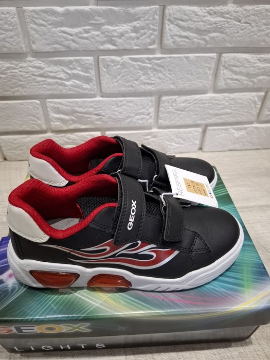 Светещи обувки Geox за момче