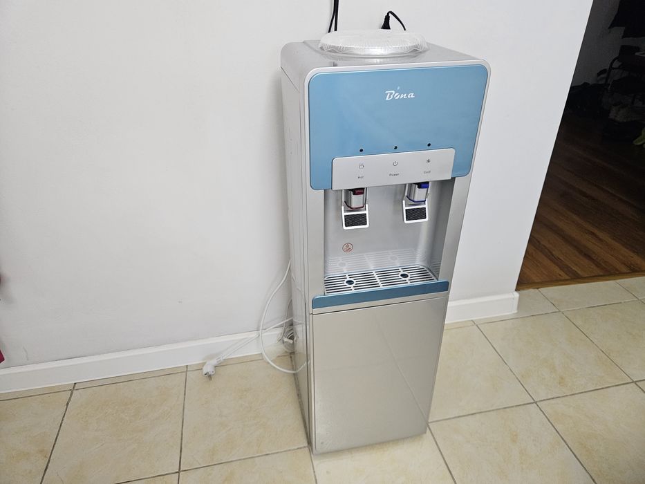 Кулер для воды, диспенсер