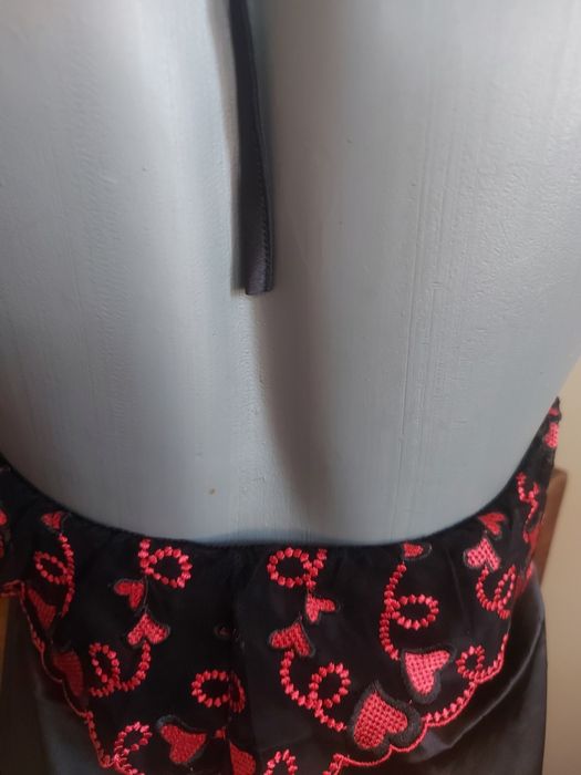 Секси сатенена рокля с гол гръб и ефектно деколте