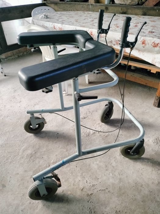 Cadru metalic cu roti,aplicații medicale