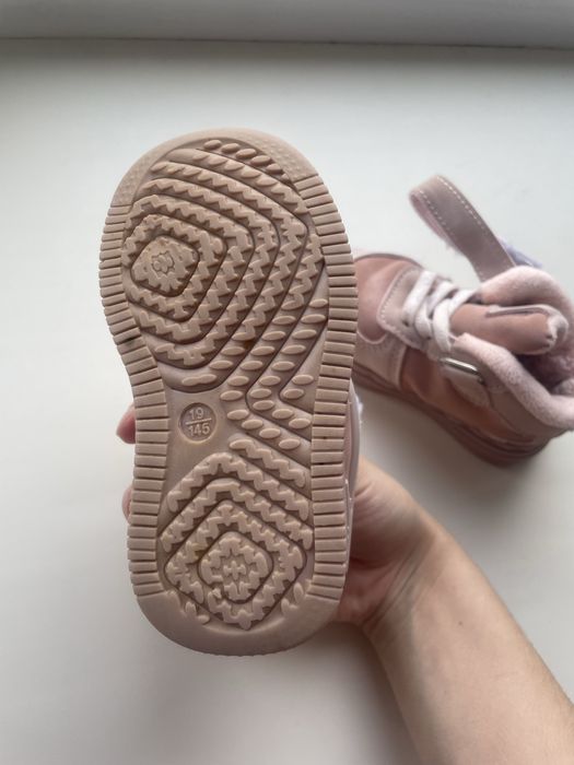 Продам деские кроссовки на девочку