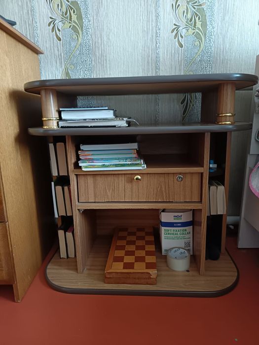 Деревяная тумба  с полками