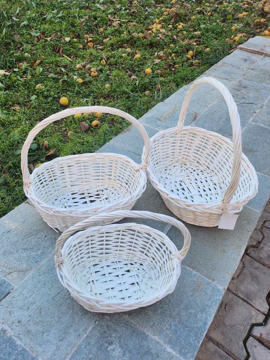 Овални бели и кафяви плетени кошници