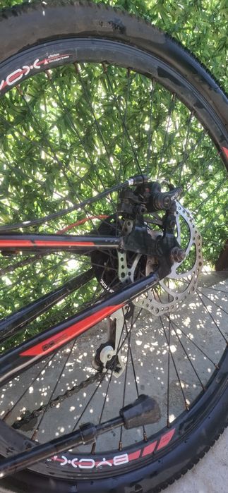 Продавам червено черен  byox