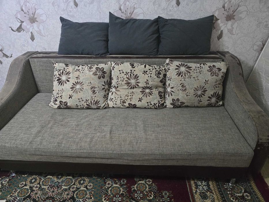 Бесплатно диван трёхместный