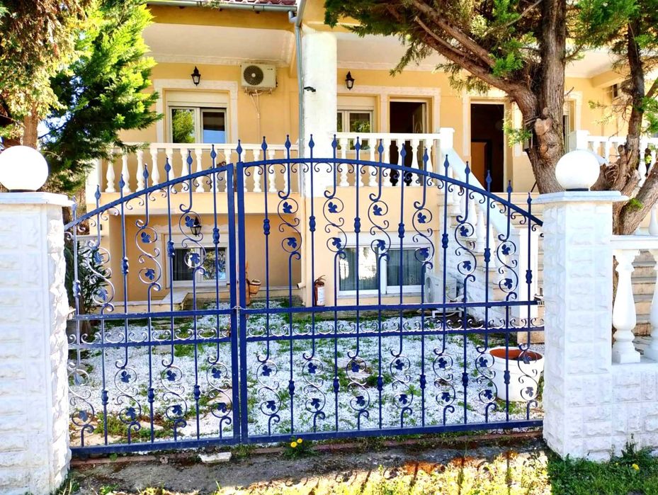 Продава къща на 3 ет 286 м2 и двор 368 м2 в Паралия Врасна, Гърция