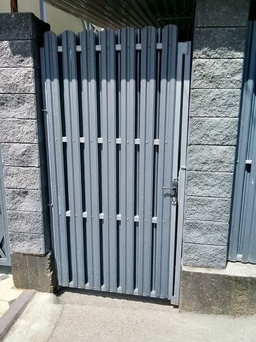 Продаётся евро штакетник металлический.