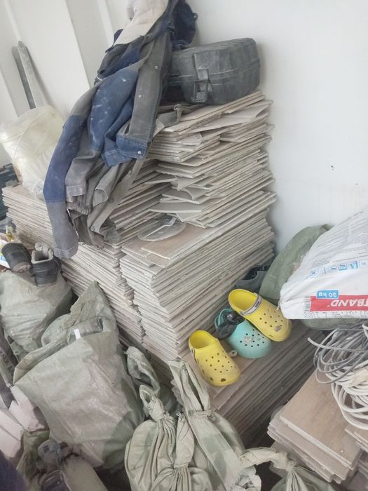 Плитка напольная б/у.(20×60) примерно 700шт. 30000.Т. Самовывоз.