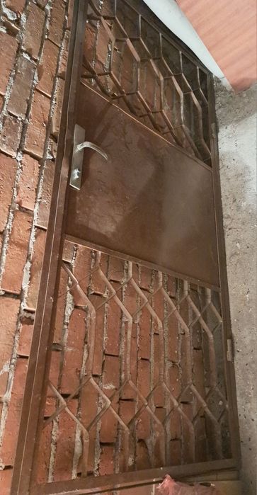 Метална врата с каса