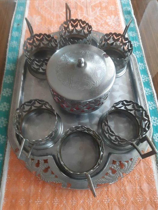 Красиви руски стакани, захарница и поднос
