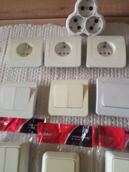 Vând lot 12 prize și întrerupătoare electrice