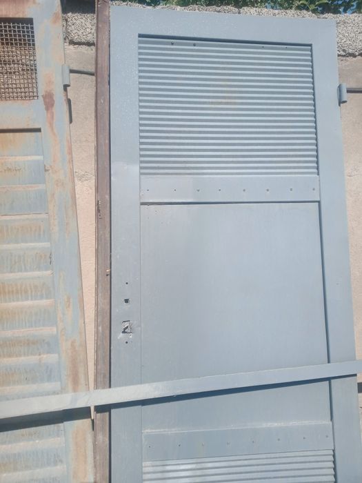 Дверь  железная.