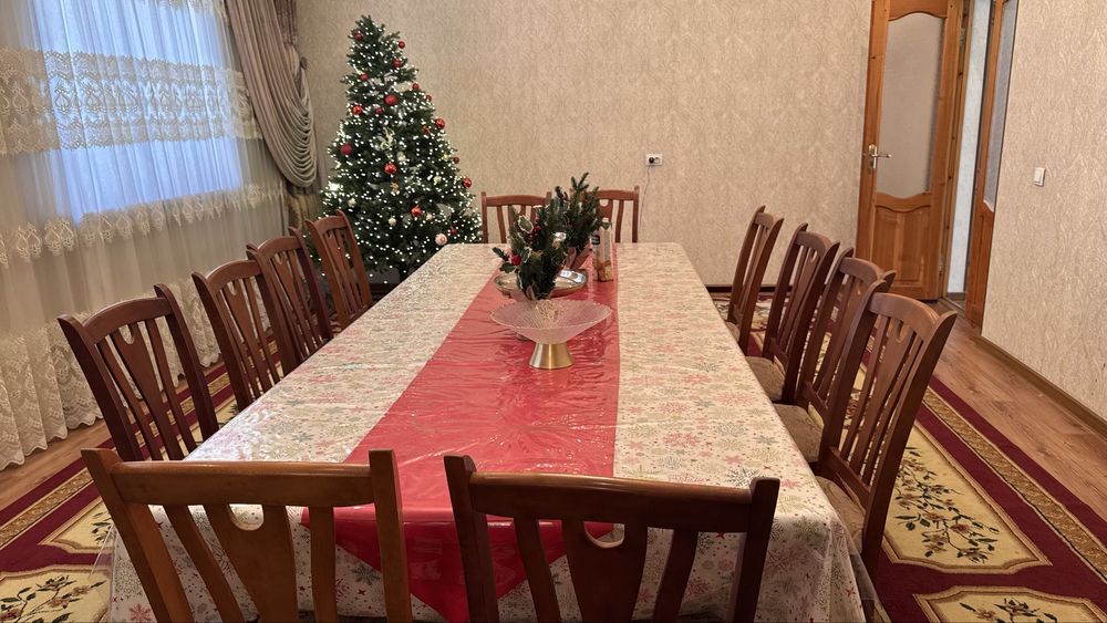 Продаётся мебель для зала: стол, стулья, стенка, пенал.