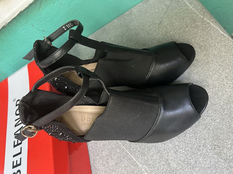 Продам туфли со стразами