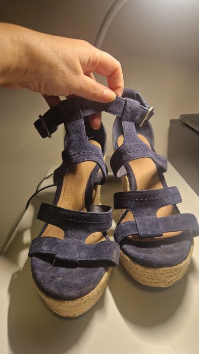 Sandale UGG Lauri din piele întoarsă naturală