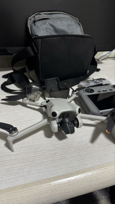 Дрон DJI Mini 4 Pro Fly More Combo Plus (DJI RC 2) белый
