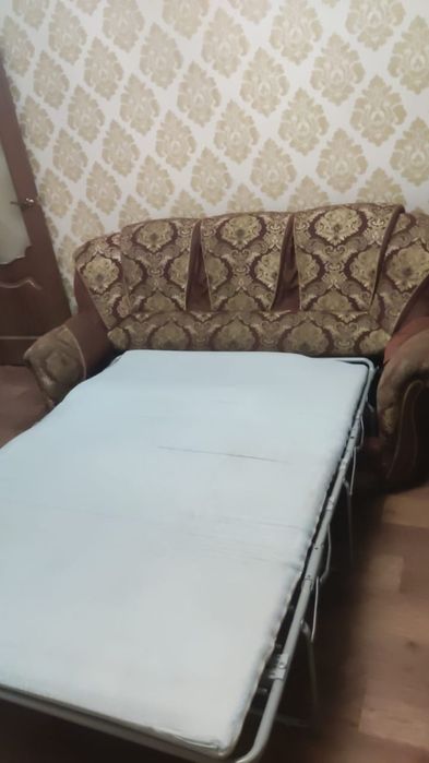 Продам б/у диван и два кресла.