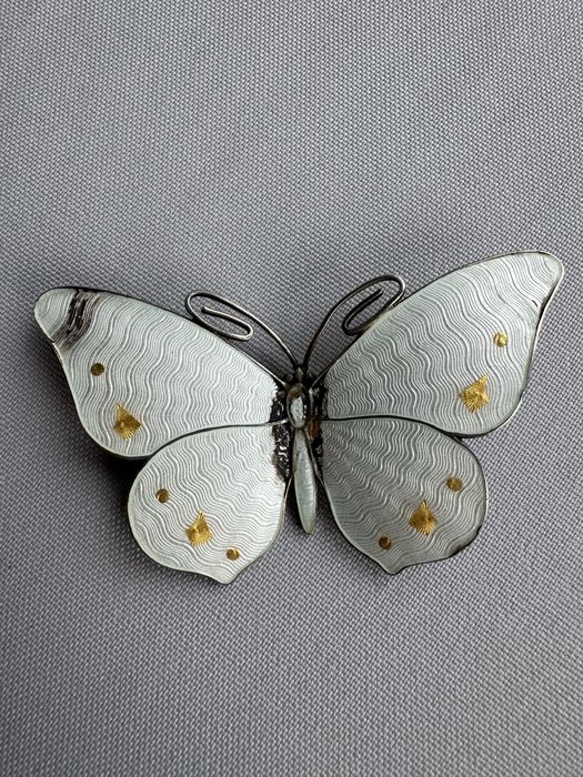 Brosa din argint si email