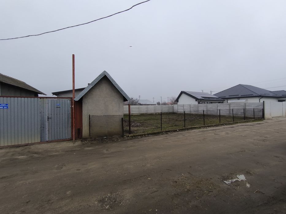 Vand loc de Casa si Anexe