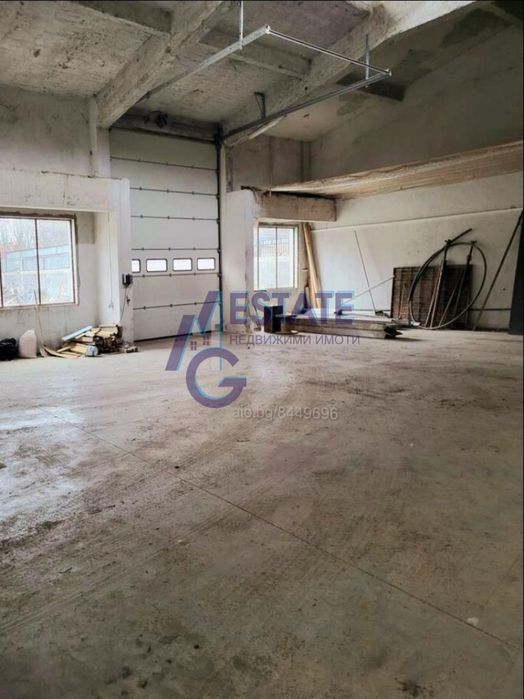 Промишлена сграда хале с административна част в Южна Промишлена