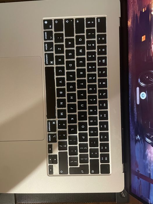 Продавам MacBook Air 15” 2023