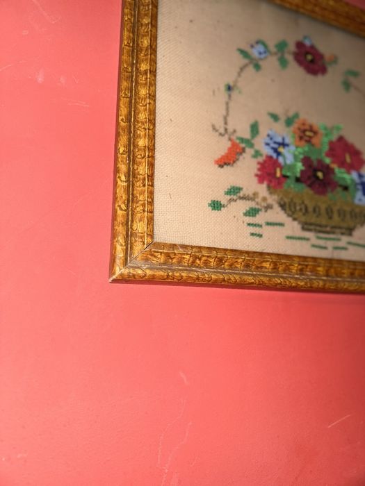 Гоблен "Кошничка с цветя" – Изисканост и ръчна изработка в старинен ст