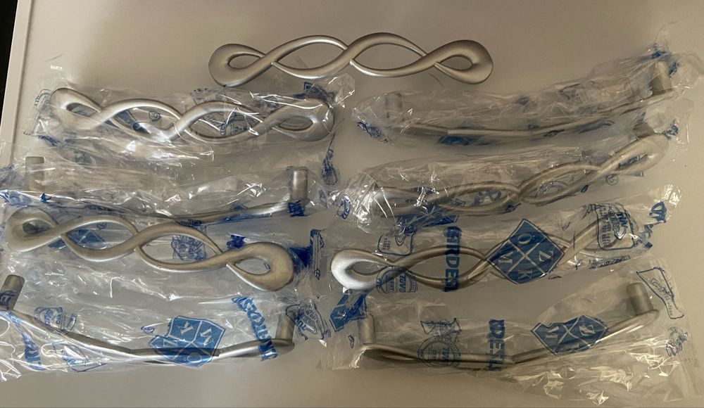 Дръжки за мебели