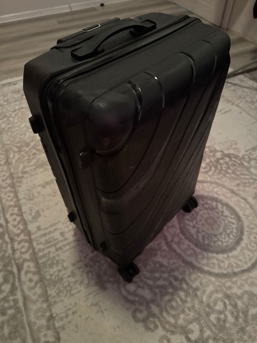 Продам Чемодан черный