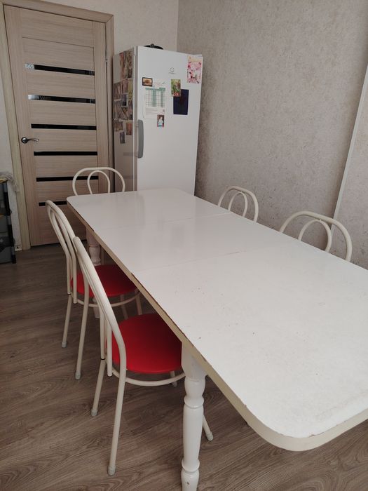 Кухонный стол стульями