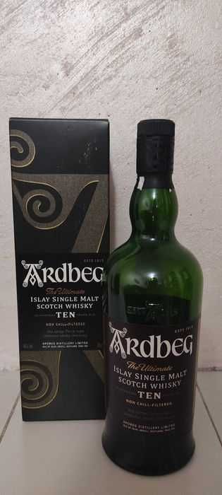 Бутилки от уиски в оригиналните им кутии