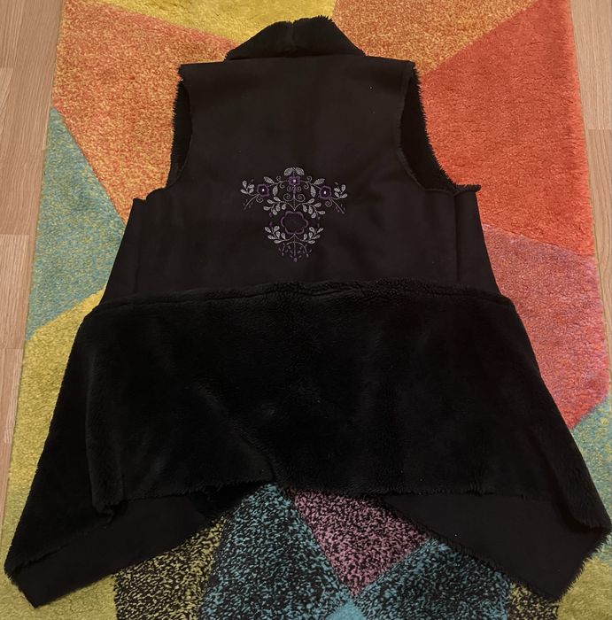 Vesta blana artificiala