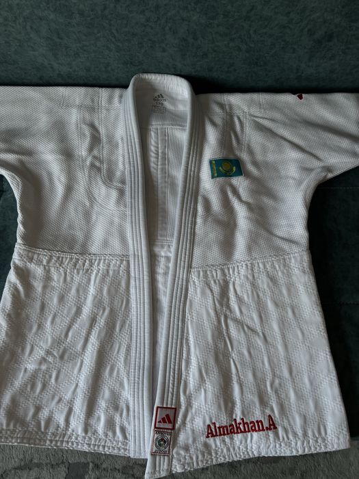 Кимоно белый.