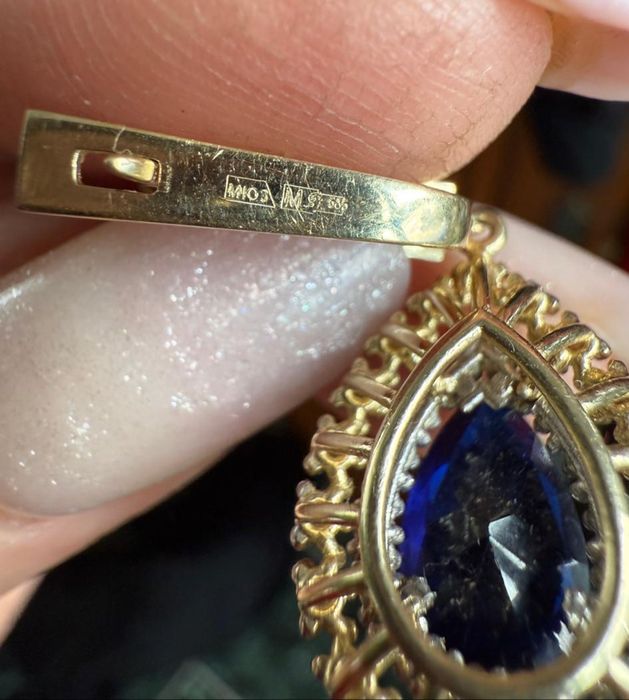 Золотой комплект с сапфирами и бриллиантами